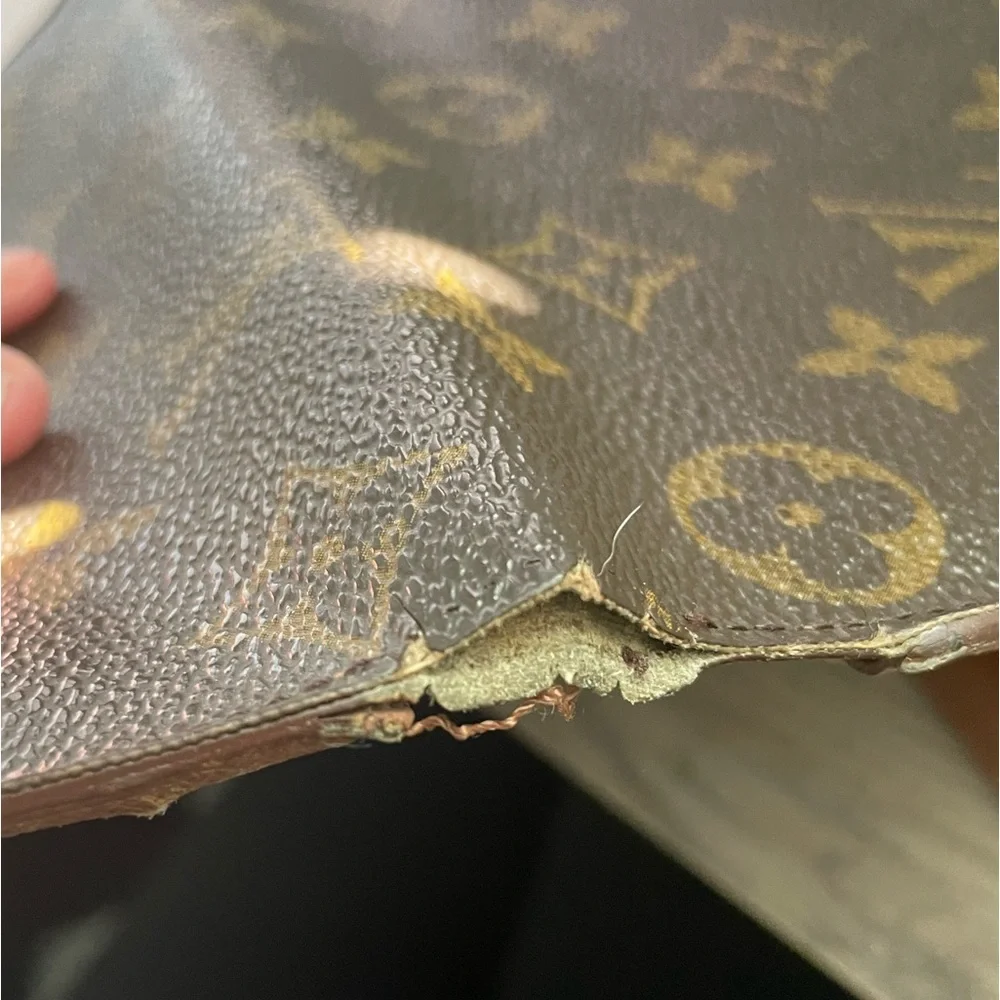 Authentic Louis Vuitton Vintage International Monogram Wallet - Picture 15 of 16